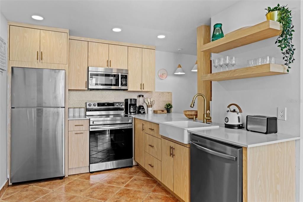 Под контрактом: $650,000 (3 спален, 2 ванн, 1000 Квадратных фут)