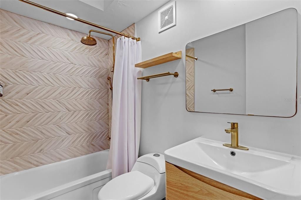 Под контрактом: $650,000 (3 спален, 2 ванн, 1000 Квадратных фут)