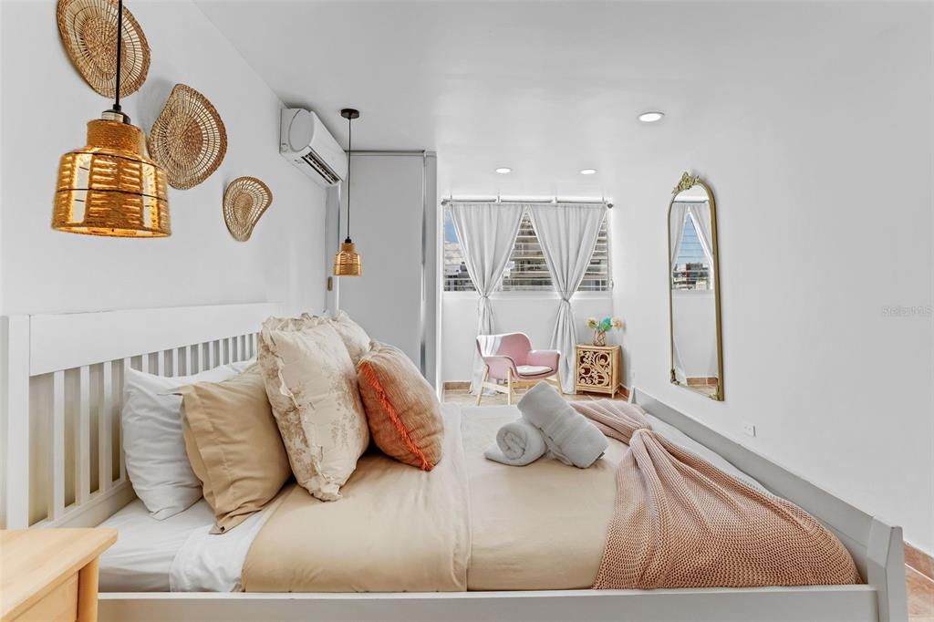 Под контрактом: $650,000 (3 спален, 2 ванн, 1000 Квадратных фут)