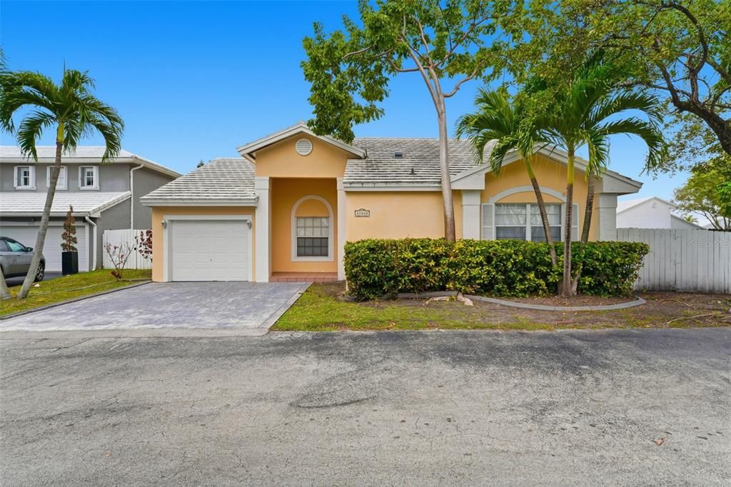 Recently Sold: $579,900 (3 beds, 2 baths, 1415 Square Feet)