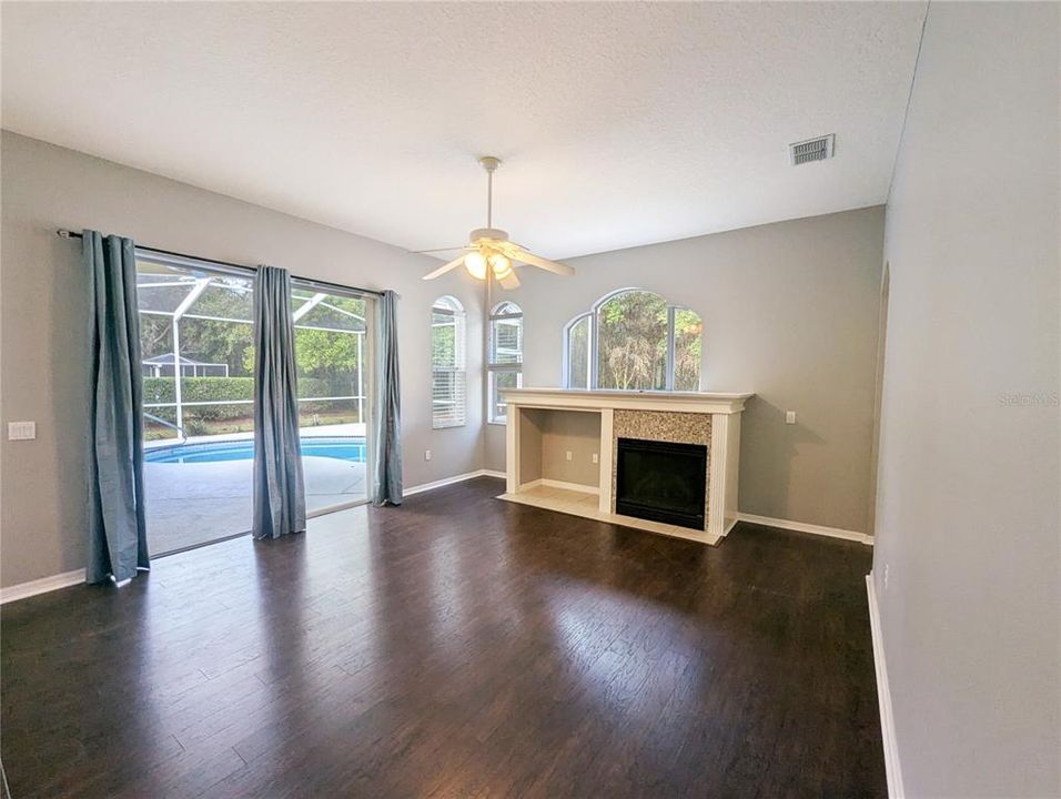 For Sale: $415,000 (4 beds, 3 baths, 2482 Square Feet)