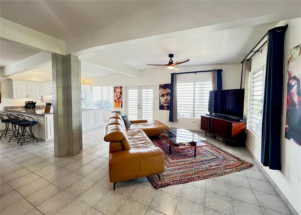 En Venta: $910,000 (3 camas, 2 baños, 3050 Pies cuadrados)