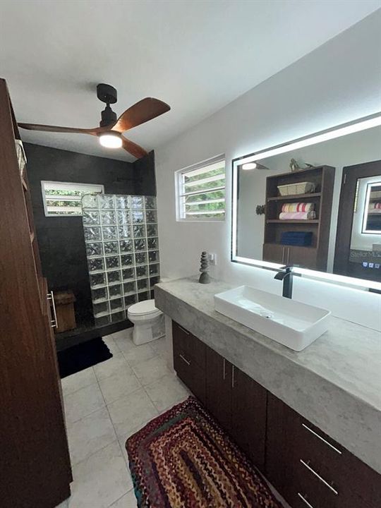 En Venta: $910,000 (3 camas, 2 baños, 3050 Pies cuadrados)