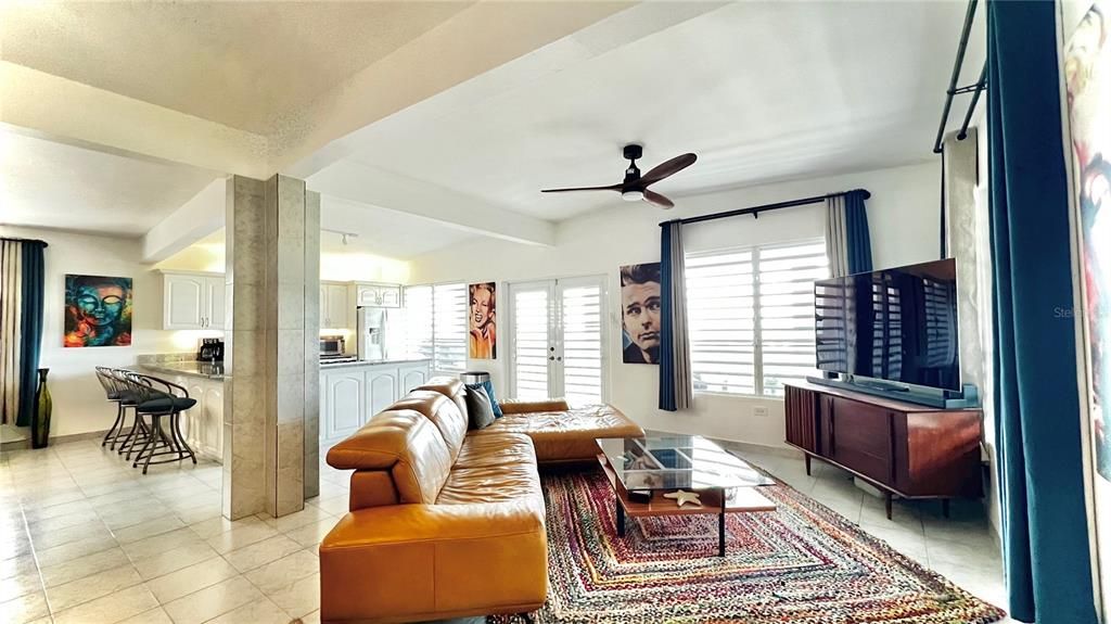 En Venta: $910,000 (3 camas, 2 baños, 3050 Pies cuadrados)