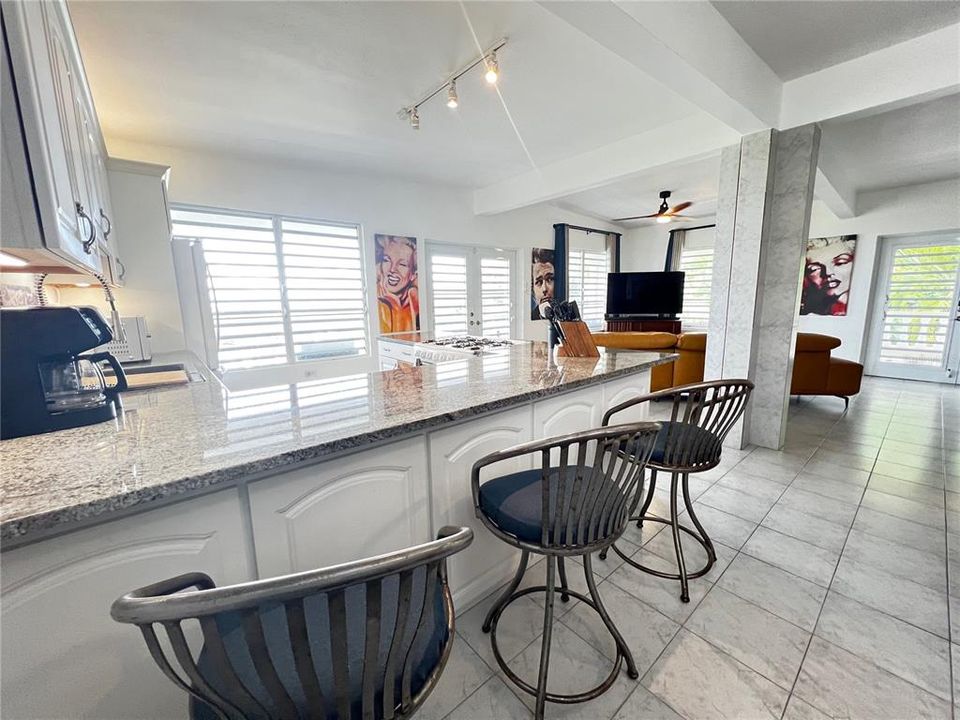 En Venta: $910,000 (3 camas, 2 baños, 3050 Pies cuadrados)