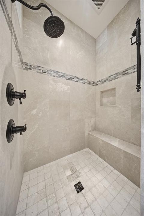 Activo con contrato: $7,495,000 (5 camas, 5 baños, 4649 Pies cuadrados)