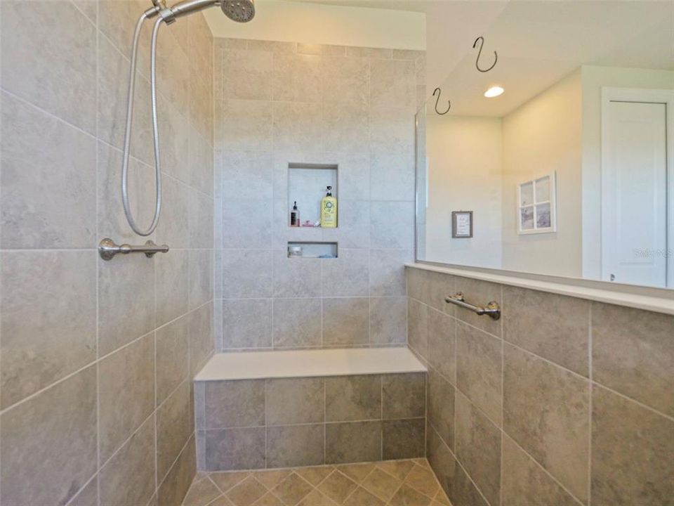 For Sale: $1,599,000 (6 beds, 5 baths, 5334 Square Feet)