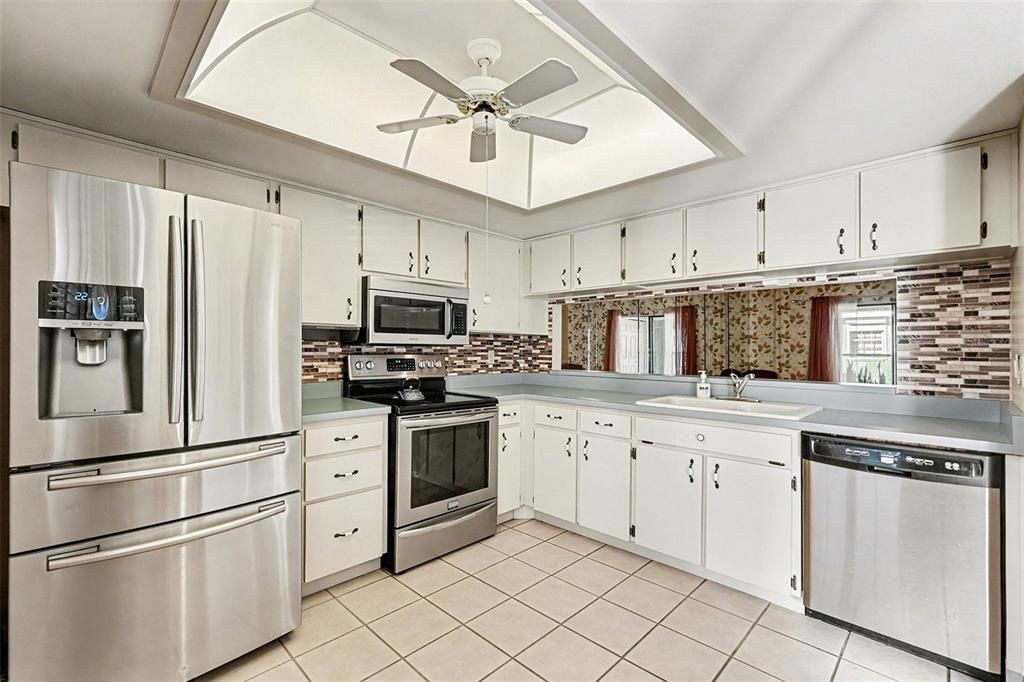 На продажу: $159,900 (2 спален, 2 ванн, 1094 Квадратных фут)