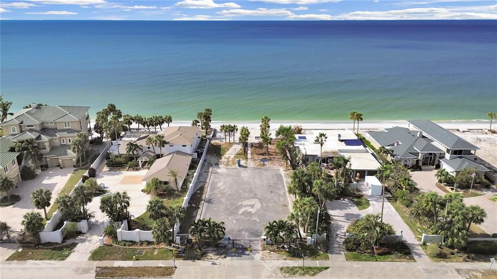 待售: $900,000 (0.45 acres)