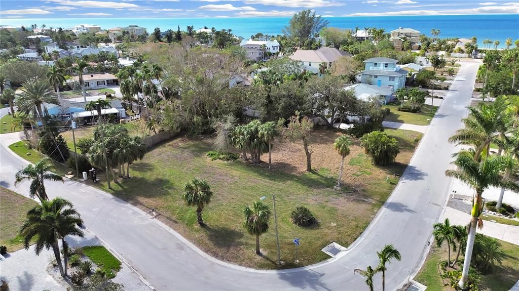 待售: $900,000 (0.45 acres)