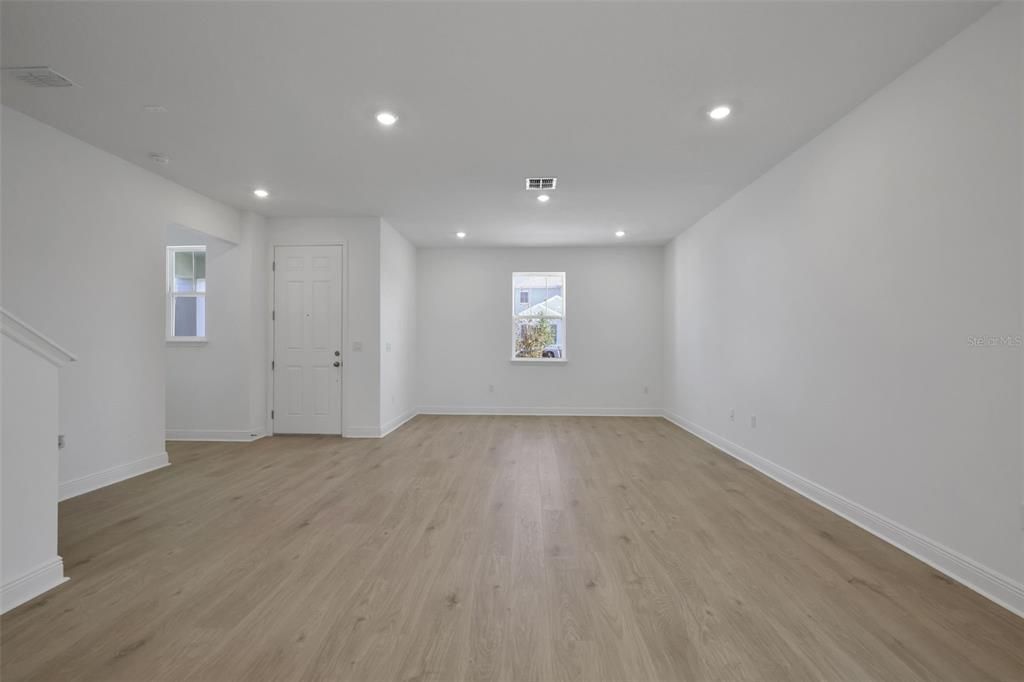 Под контрактом: $479,990 (4 спален, 2 ванн, 2807 Квадратных фут)