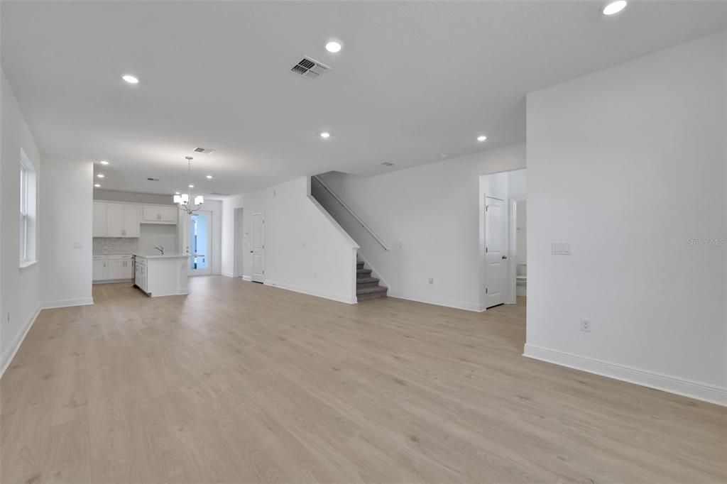 Под контрактом: $479,990 (4 спален, 2 ванн, 2807 Квадратных фут)