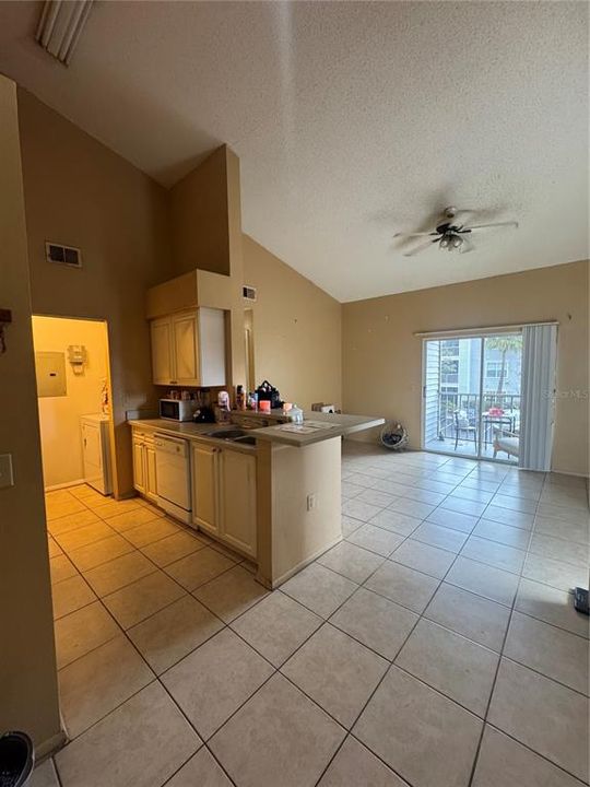 For Sale: $137,900 (1 beds, 1 baths, 733 Square Feet)