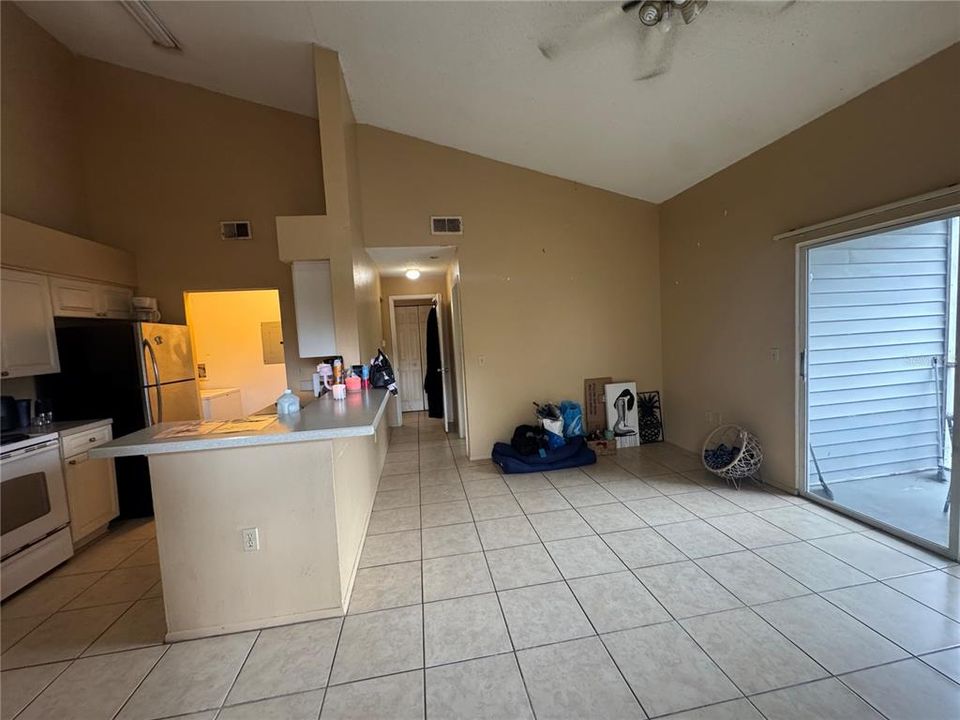 For Sale: $137,900 (1 beds, 1 baths, 733 Square Feet)
