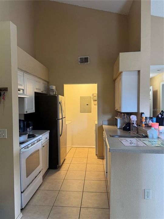 For Sale: $137,900 (1 beds, 1 baths, 733 Square Feet)