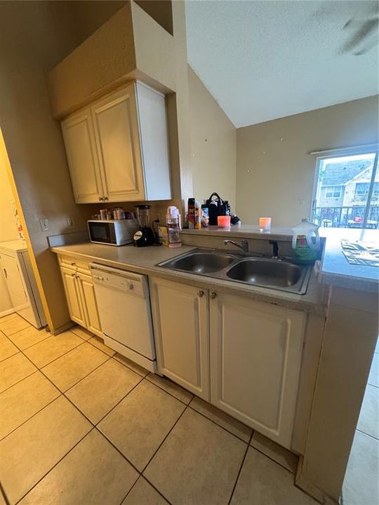 For Sale: $137,900 (1 beds, 1 baths, 733 Square Feet)