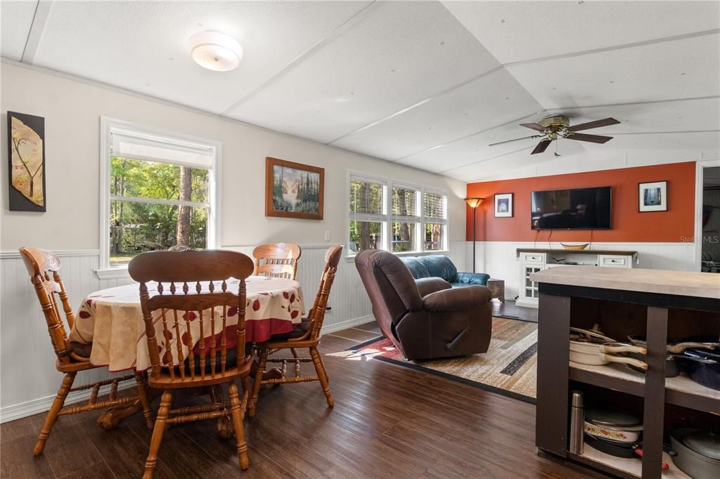 На продажу: $173,800 (2 спален, 1 ванн, 784 Квадратных фут)