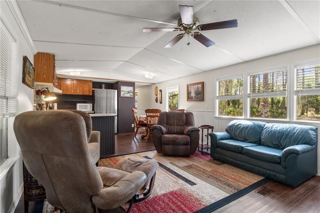 На продажу: $173,800 (2 спален, 1 ванн, 784 Квадратных фут)