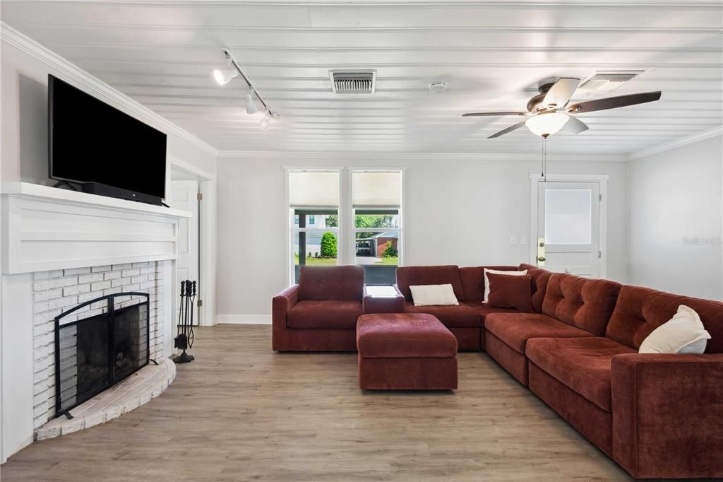 For Sale: $299,000 (3 beds, 2 baths, 1464 Square Feet)
