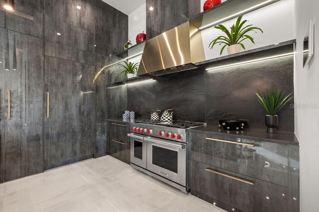 For Sale: $7,250,000 (5 beds, 6 baths, 7099 Square Feet)