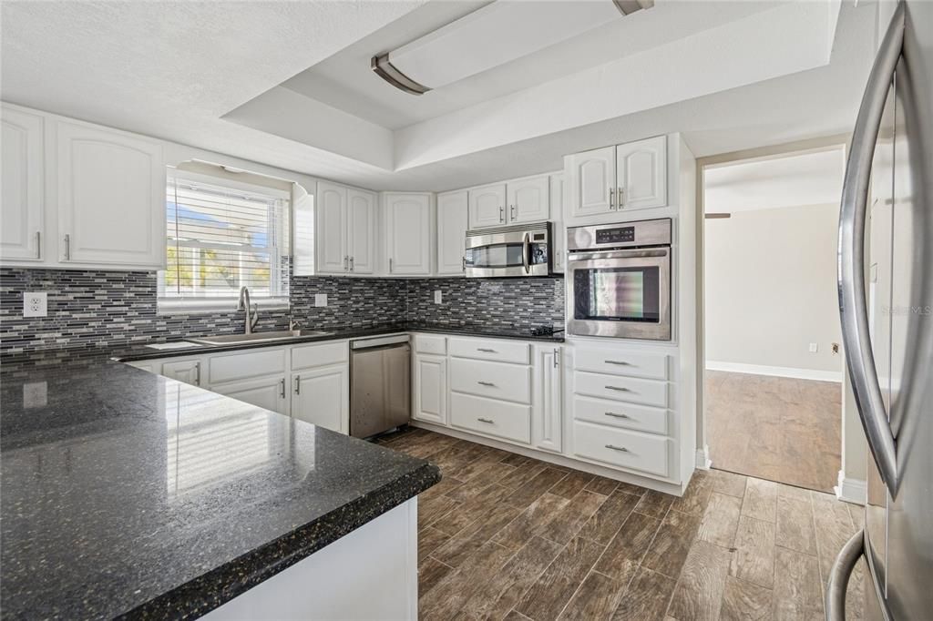 Activo con contrato: $599,900 (4 camas, 3 baños, 2430 Pies cuadrados)