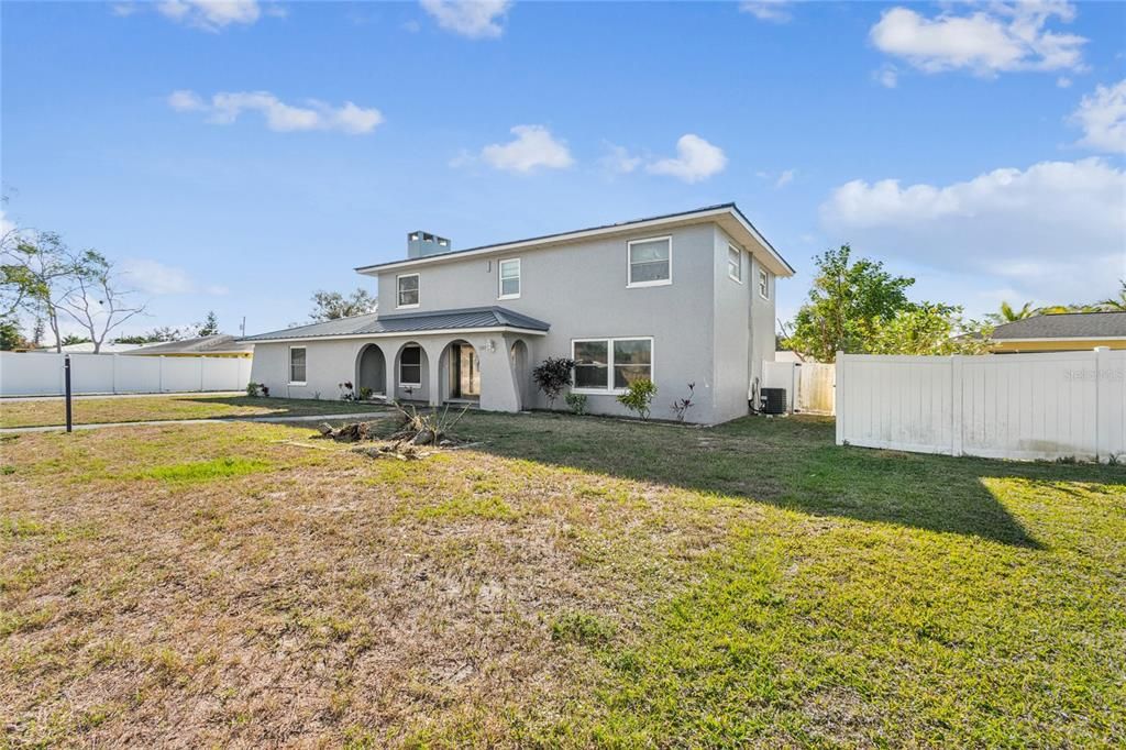 Activo con contrato: $599,900 (4 camas, 3 baños, 2430 Pies cuadrados)