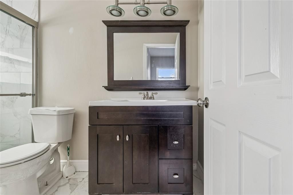Activo con contrato: $599,900 (4 camas, 3 baños, 2430 Pies cuadrados)