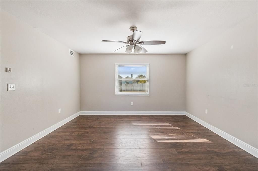 Activo con contrato: $599,900 (4 camas, 3 baños, 2430 Pies cuadrados)