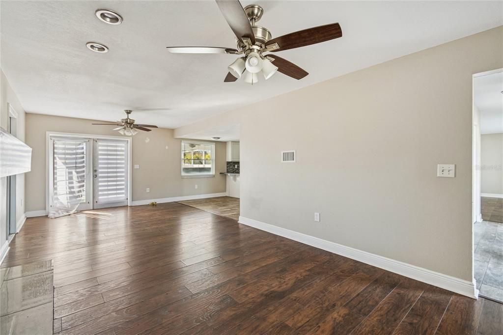 Activo con contrato: $599,900 (4 camas, 3 baños, 2430 Pies cuadrados)