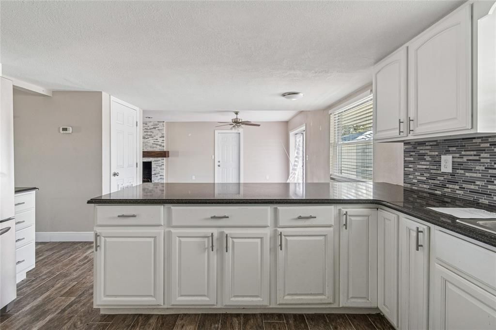 Activo con contrato: $599,900 (4 camas, 3 baños, 2430 Pies cuadrados)