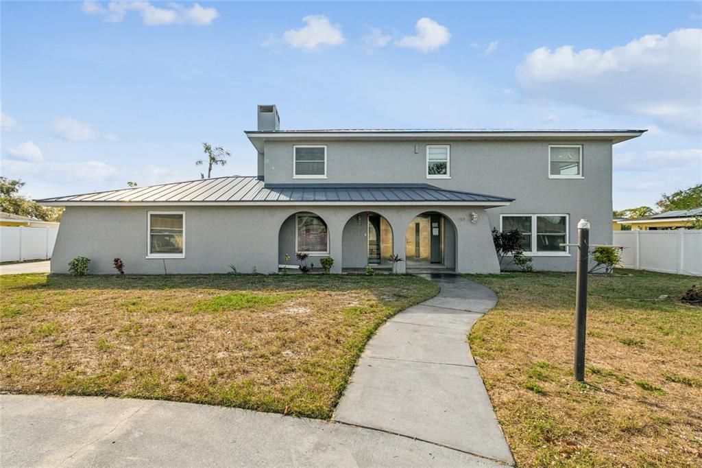 Activo con contrato: $599,900 (4 camas, 3 baños, 2430 Pies cuadrados)