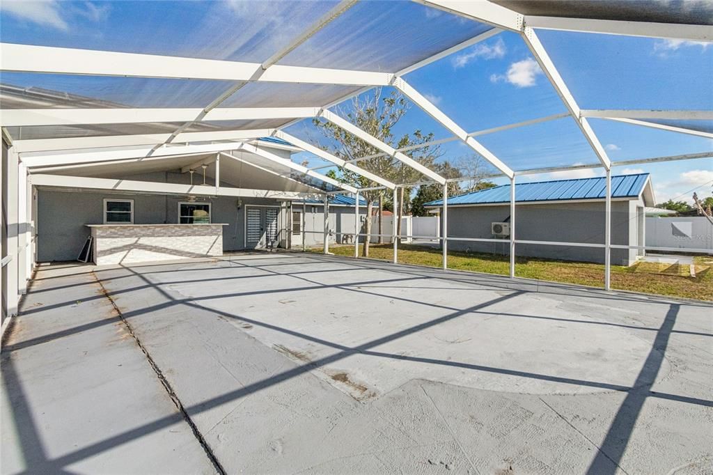 Activo con contrato: $599,900 (4 camas, 3 baños, 2430 Pies cuadrados)
