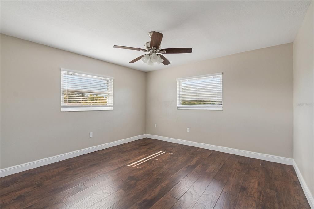 Activo con contrato: $599,900 (4 camas, 3 baños, 2430 Pies cuadrados)
