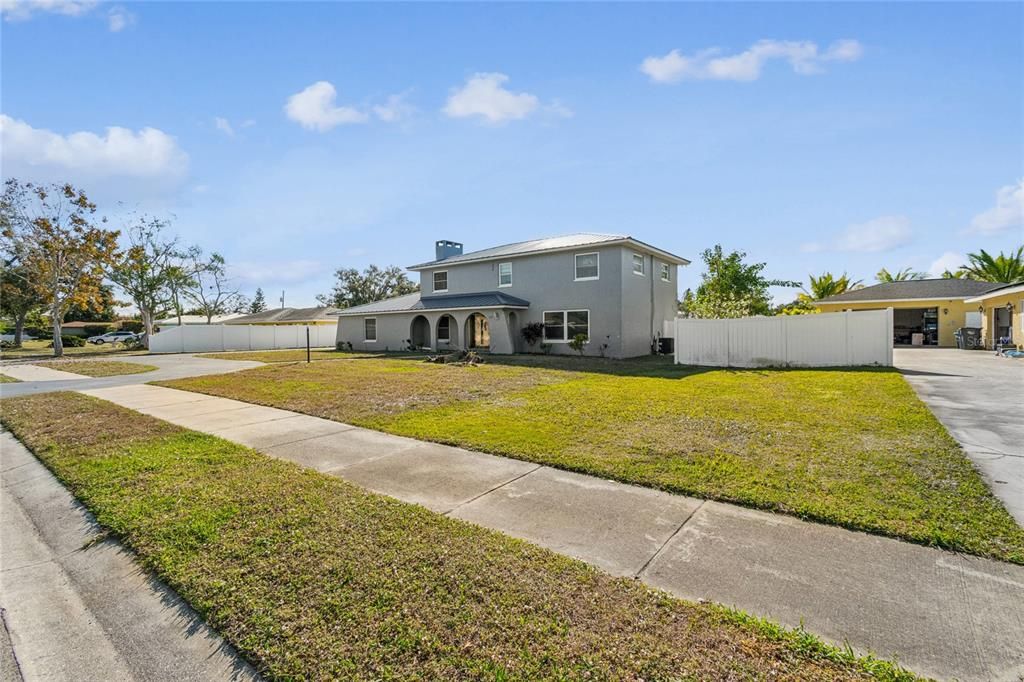 Activo con contrato: $599,900 (4 camas, 3 baños, 2430 Pies cuadrados)