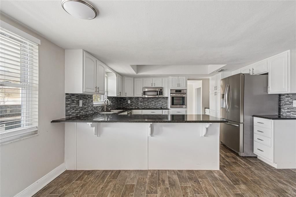 Activo con contrato: $599,900 (4 camas, 3 baños, 2430 Pies cuadrados)