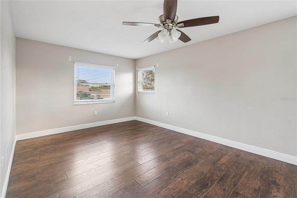 Activo con contrato: $599,900 (4 camas, 3 baños, 2430 Pies cuadrados)