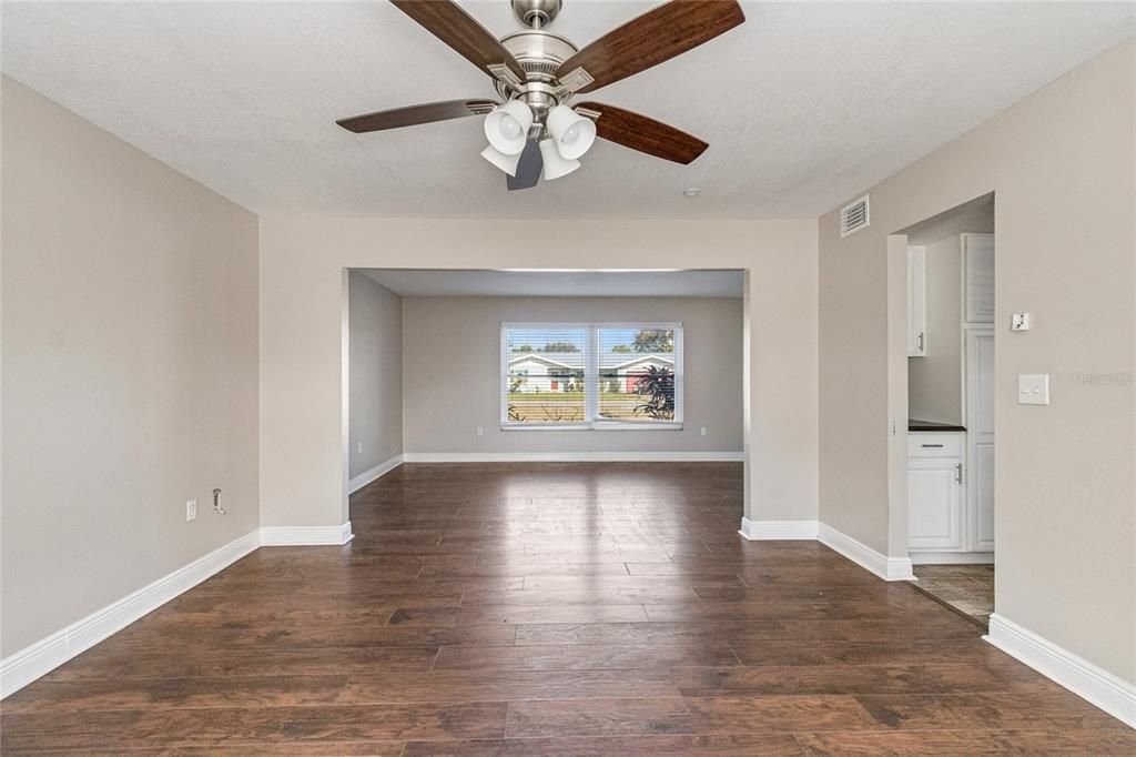 Activo con contrato: $599,900 (4 camas, 3 baños, 2430 Pies cuadrados)