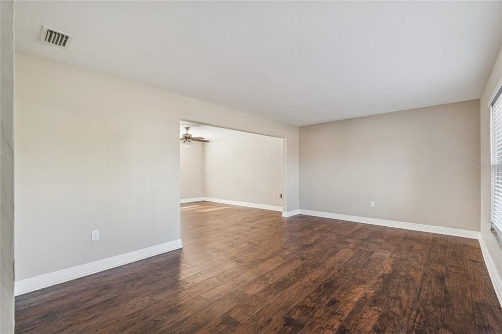 Activo con contrato: $599,900 (4 camas, 3 baños, 2430 Pies cuadrados)