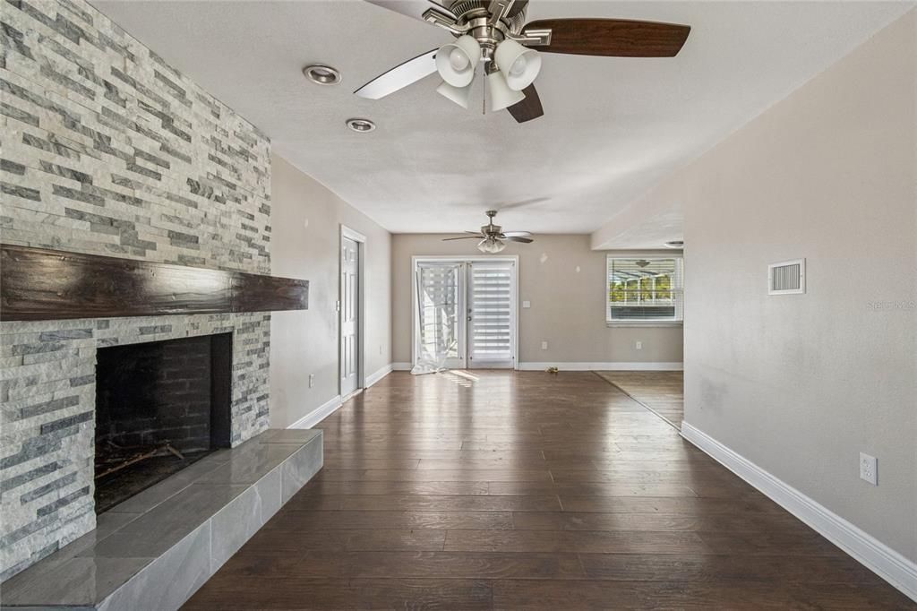 Activo con contrato: $599,900 (4 camas, 3 baños, 2430 Pies cuadrados)