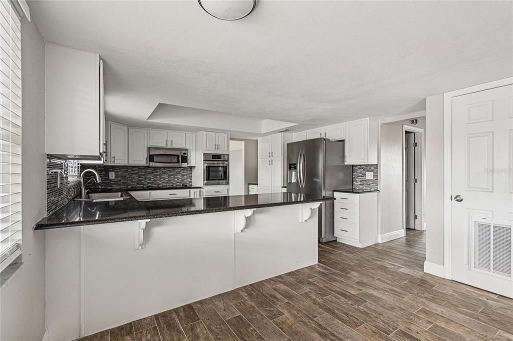Activo con contrato: $599,900 (4 camas, 3 baños, 2430 Pies cuadrados)