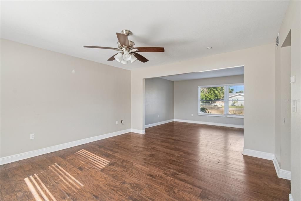Activo con contrato: $599,900 (4 camas, 3 baños, 2430 Pies cuadrados)