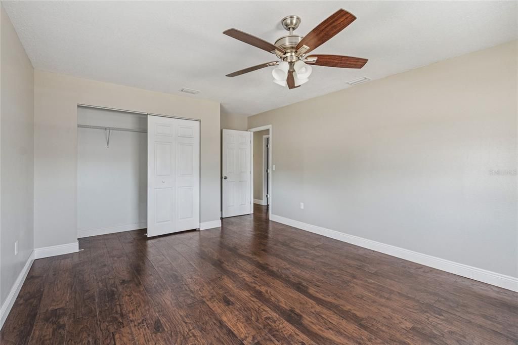 Activo con contrato: $599,900 (4 camas, 3 baños, 2430 Pies cuadrados)