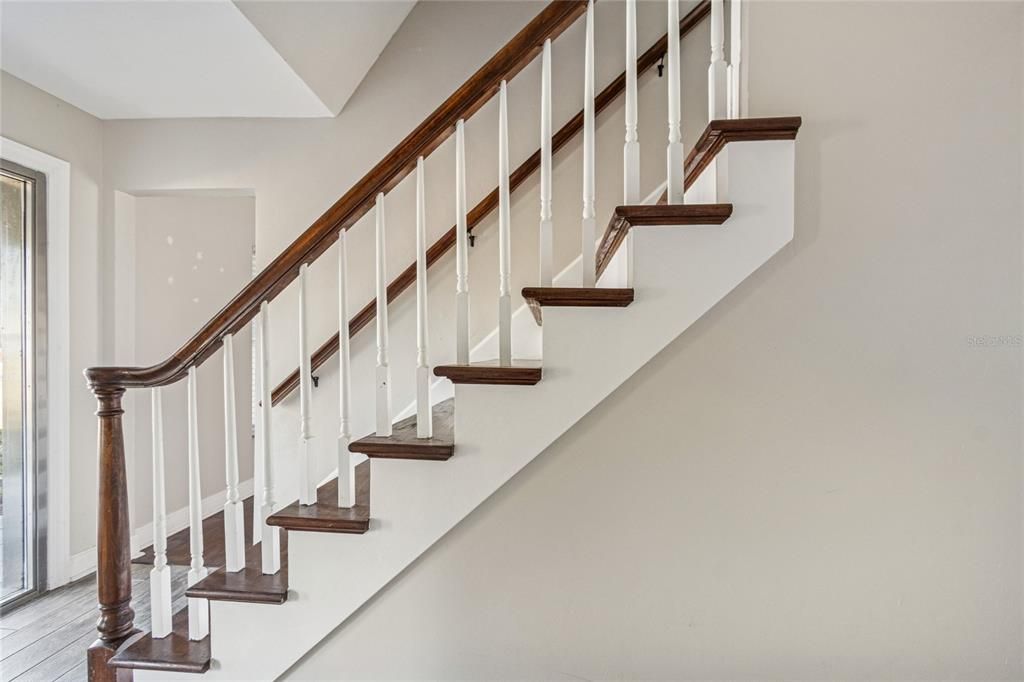 Activo con contrato: $599,900 (4 camas, 3 baños, 2430 Pies cuadrados)