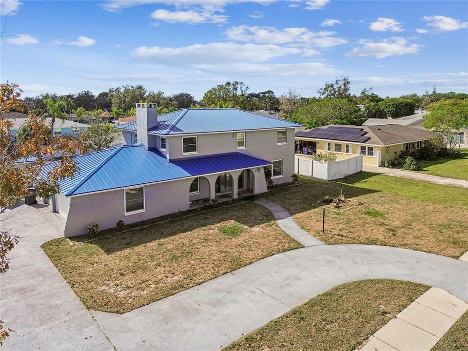 Activo con contrato: $599,900 (4 camas, 3 baños, 2430 Pies cuadrados)