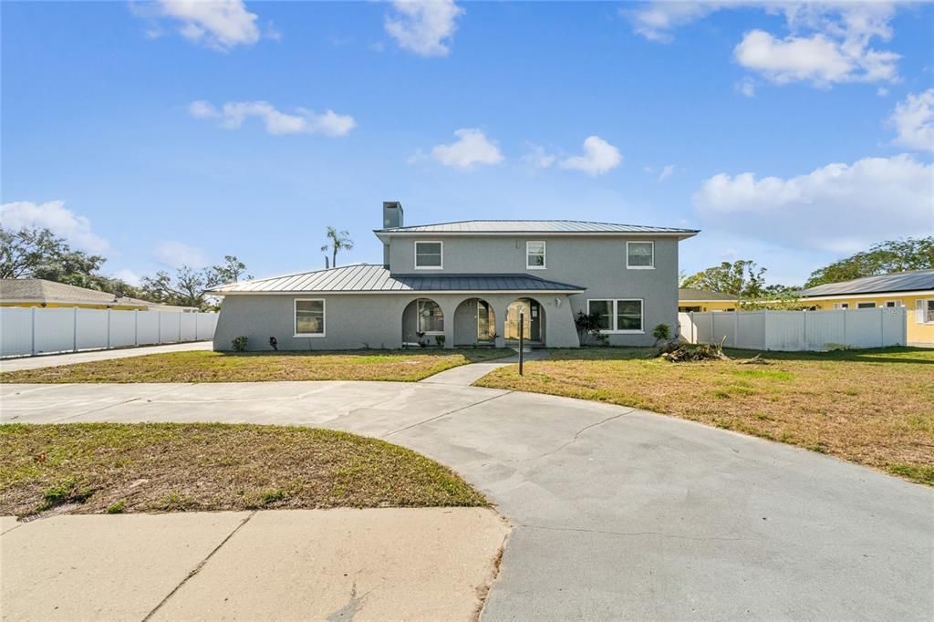 Activo con contrato: $599,900 (4 camas, 3 baños, 2430 Pies cuadrados)