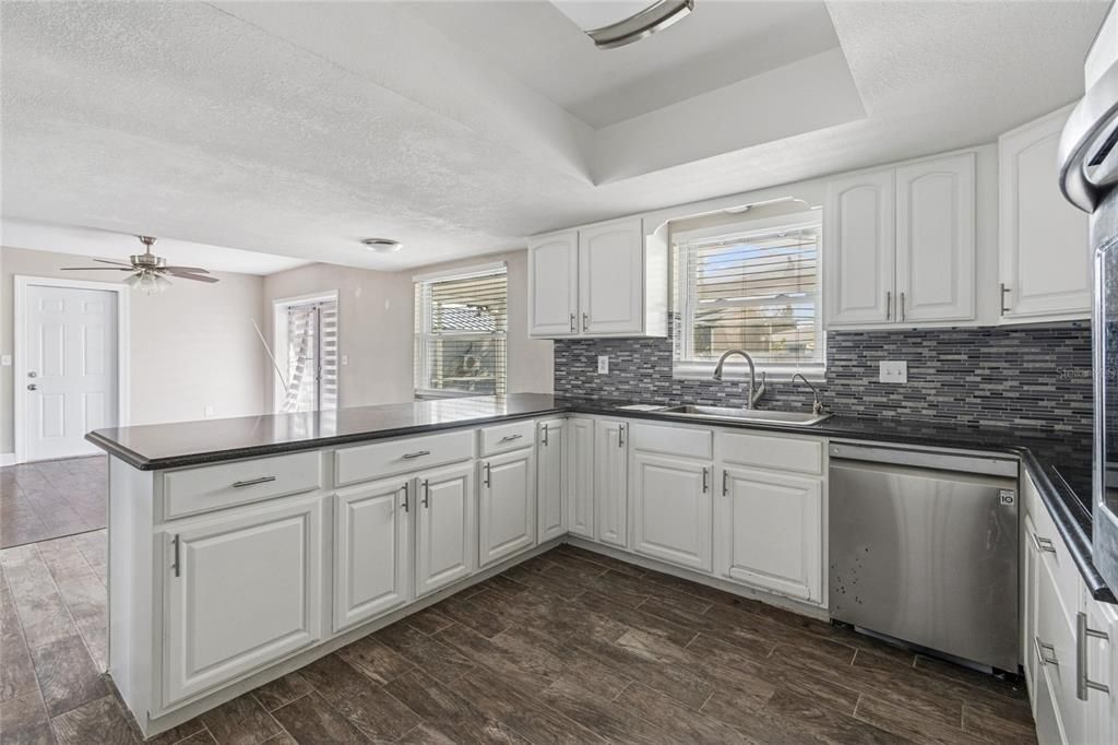 Activo con contrato: $599,900 (4 camas, 3 baños, 2430 Pies cuadrados)
