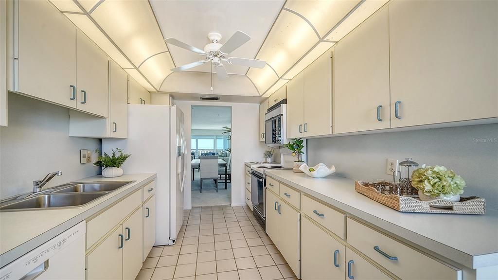 For Sale: $1,195,000 (2 beds, 2 baths, 1282 Square Feet)