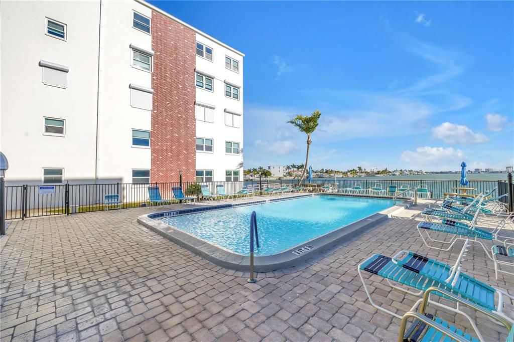 Active With Contract: $2,600 (2 beds, 2 baths, 1350 Square Feet)