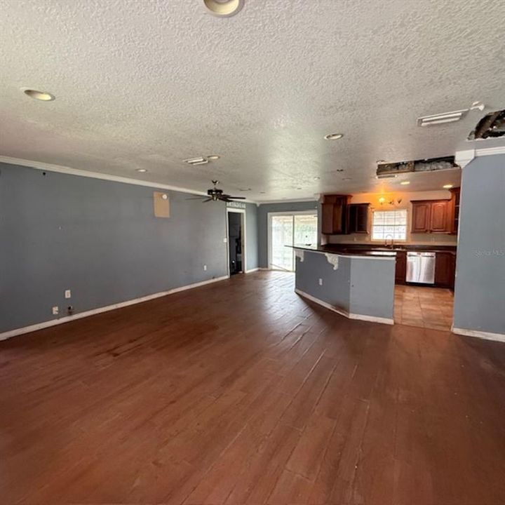 Activo con contrato: $124,000 (3 camas, 2 baños, 1758 Pies cuadrados)