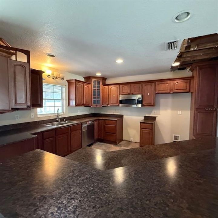 Activo con contrato: $124,000 (3 camas, 2 baños, 1758 Pies cuadrados)